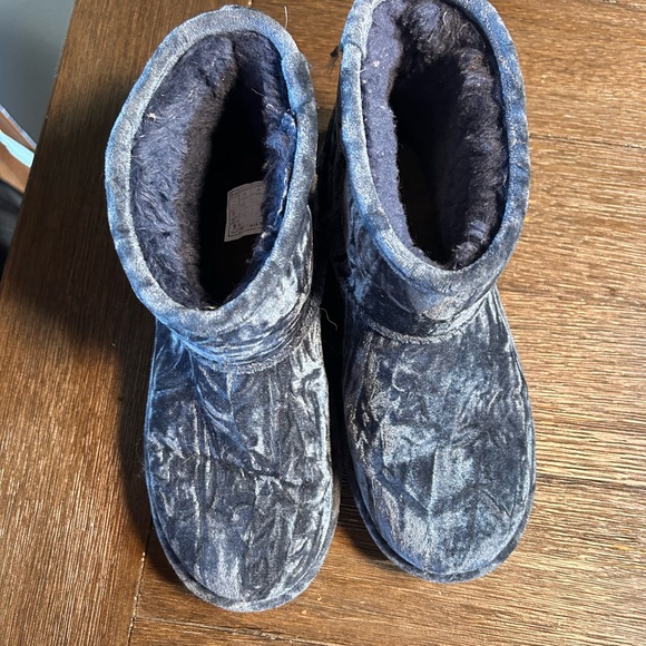 Ugg Classic Mini II in crushed velvet size 6 - Picture 7 of 11